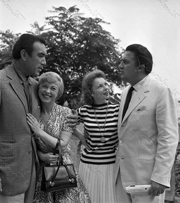 Con Anthony Quinn e Giulietta Masina (La Strada). Venezia, 1955