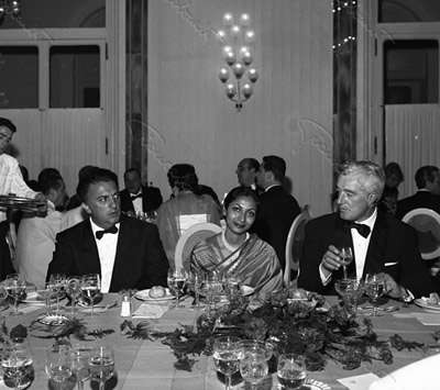 Con Sonali Das Gupta (moglie di Rossellini) e De Sica. Cannes, 1960