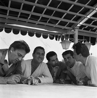 Con Alberto Sordi, Leopoldo Trieste, Riccardo Fellini e Franco Interlenghi (I Vitelloni), Venezia, 1953