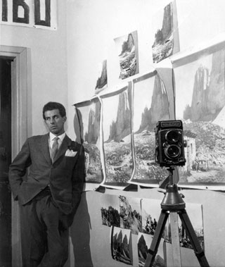 Giancolombo nella sua agenzia accanto alle prove di stampa del servizio sui dischi volanti, 1952