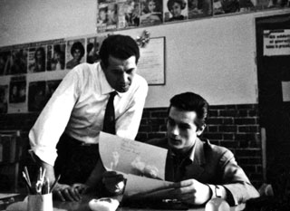 Alain Delon sceglie le foto in agenzia con Giancolombo - Milano, 1960