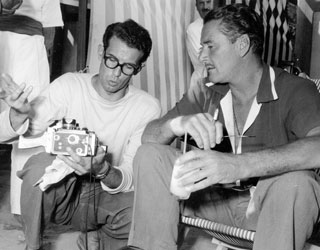 Giancolombo mostra il funzionamento della Rolleiflex a Errol Flynn - Mostra del cinema di Venezia 1953