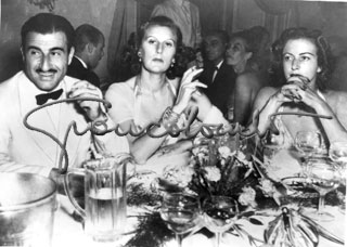 Il delitto Bellentani. La contessa Pia Bellentani (a sinistra) poco prima di uccidere l’amante Carlo Sacchi. Villa d’Este,
Cernobbio (CO), 1948