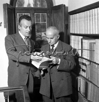 Giulio Einaudi con il padre Luigi nella casa di famiglia a Dogliani, (CN), 1959