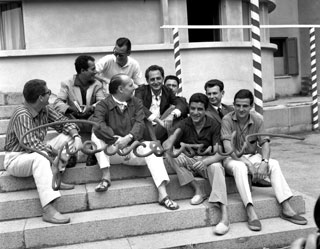 Roberto Rossellini circondato da giovani registi. Da sinistra Olmi, Pontecorvo, Lizzani, Maselli, Ruffo, Truffaut. Mostra del Cinema di Venezia, 1959