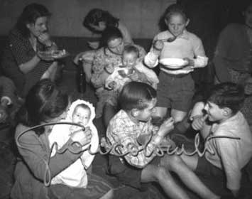 In un ricovero per famiglie senza casa, Milano, 1949