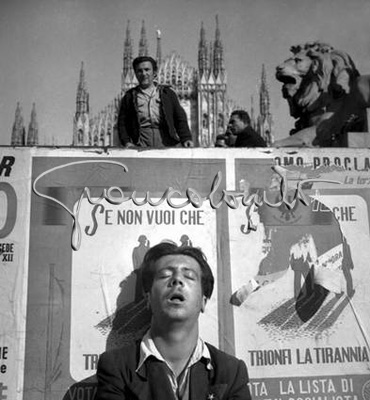 Manifesti elettorali in piazza del Duomo. Milano, 1948