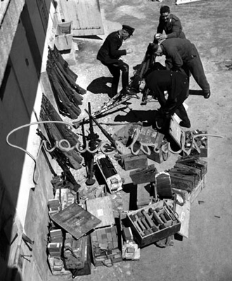 Ritrovamento e sequestro di armi dei Partigiani da parte di Carabinieri e Polizia. Milano, 1948