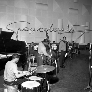 Duke Ellington in sala di registrazione con l'orchestra della Scala. Milano, 21 febbraio, 1963