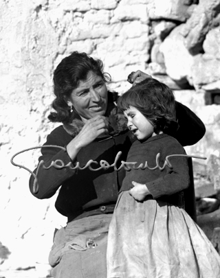 A gipsy girl with her mother, Madrid 1952