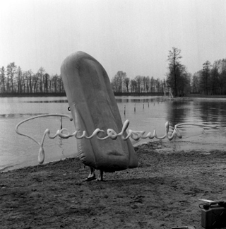 Folding dinghy transfer. Lago Malaspina, 1965