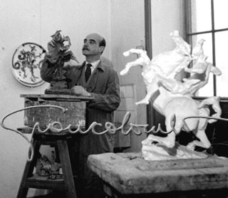 Lucio Fontana con le sculture per le porte del Duomo. Milano, 1951