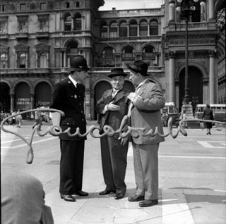 Scena del film "Tot&ograve; Peppino e la Malafemmina". Milano, 1956