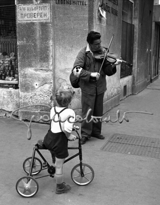 Suonatore di violino ambulante, Vienna 1951