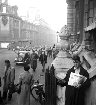 Strillone de 'L'Humanitè' davanti alla Sorbonne, Parigi, 1953