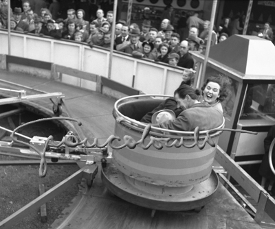 La giostra al luna park, Londra, 1951