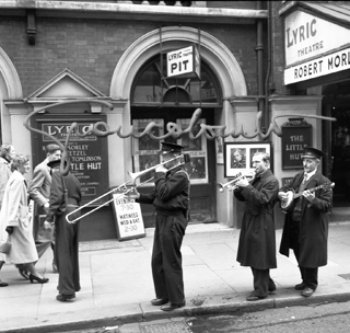 L'esercito della salvezza nel West End, Londra, 1951