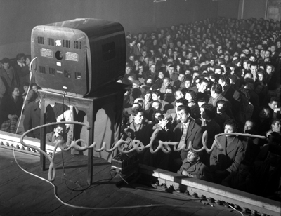 Il cinema interrompe la proiezione per 'Lascia o Raddoppia', Carpi, 1956