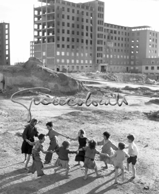 Girotondo di una scolaresca alla periferia di Madrid, 1952