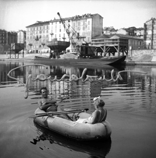 Bagnanti alla darsena del Naviglio Grande. Milano, 1948