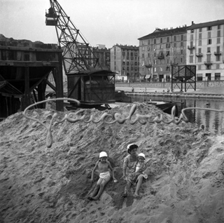 Bambini alla darsena di Milano, 1948