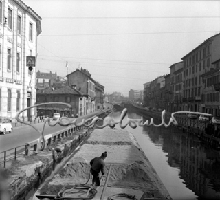 Il Naviglio Grande all'altezza di Vicolo Lavandai. Milano, 1963
