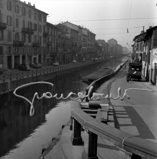 Il Naviglio Grande visto da Porta Ticinese. Milano, 1963
