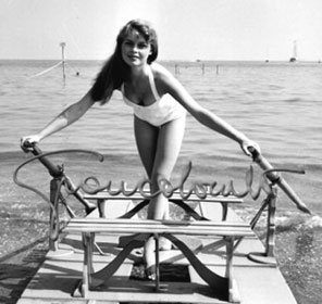 Brigitte Bardot sulla spiaggia del Lido. Mostra del Cinema di Venezia, 1953