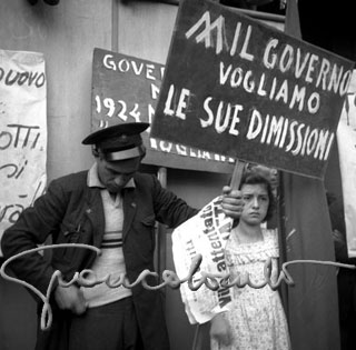 Manifestazione in piazza Duomo per l'attentato a Palmiro Togliatti. 