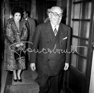 'editore Arnoldo Mondadori riceve l'attrice Gina Lollobrigida nella sede della sua casa editrice. Milano, 31 ottobre 1954