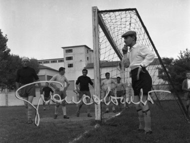 Partita di calcio alla festa aziendale della Zignago - In primo piano, Paolo Marzotto, presidente Zignago. Portogruaro (Venezia), 28 agosto 1954