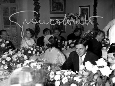 Ricevimento del matrimonio di Gianni Agnelli con Marella Caracciolo - A destra, Umberto Agnelli. Strasburgo, 1953