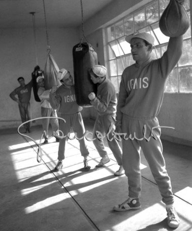 Allenamenti della squadra Ignis di pugilato: manager Libero Cecchi, il campione europeo Mario D'Agata, Giancarlo Garbelli, Giannelli, Letterio Pettilli. Comerio (Varese) 1956