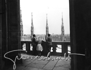 Turisti sul Duomo di Milano, 1958