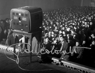 Il cinema interrompe la proiezione per la trasmissione "Lascia o Raddoppia?". Carpi, 1956