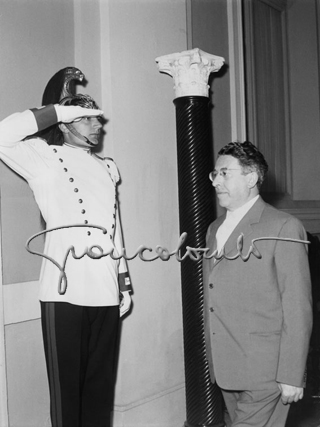 L'onorevole Pietro Secchia al Quirinale per le consultazioni del Capo dello Stato per la designazione dell'incarico per il nuovo Gabinetto. Roma, 19.06.1958