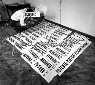 Preparazione dei risultati delle elezioni da esporre al Palazzo dei Giornali di piazza Cavour. Milano, 1958