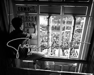 Esposizione dei risultati delle elezioni al Palazzo dei Giornali in piazza Cavour. Milano, 1958