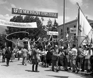 Folla durante il comizio di De Gasperi. Vittorio Veneto, (TV), 27/05/1953