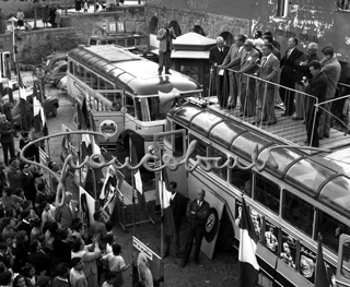 Campagna elettorale di Achille Lauro (in piedi sull'autobus). Napoli, 1959
