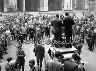 Comizio del comitato Pace e Libertà in piazza Affari. Milano, settembre 1957