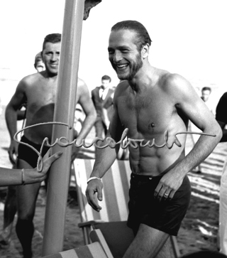 Paul Newman alla spiaggia dell'Hotel Excelsior durante la Mostra del Cinema di Venezia, 1963