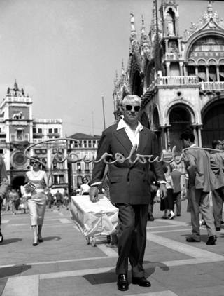 Jean Gabin in piazza S.Marco. Mostra del Cinema di Venezia, 1956