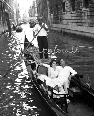 Gina Lollobrigida in gondola con il marito Milko Skofic. Venezia, 1956