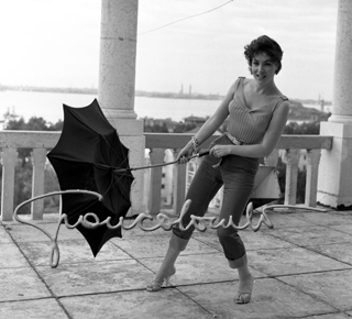 Gina Lollobrigida sulla terrazza dell'Hotel Excelsior. Mostra del Cinema di Venezia, 1956
