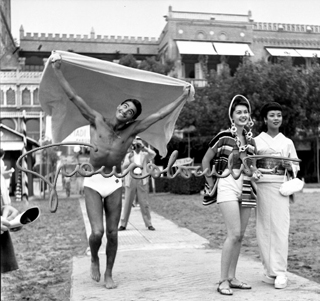 Walter Chiari alla spiaggia dell'Hotel Excelsior. Venezia, Mostra del Cinema 1955