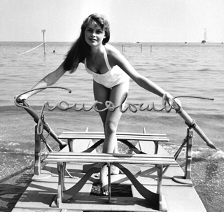 Brigitte Bardot sulla spiaggia dell'Hotel Excelsior. Mostra del Cinema di Venezia, 1953