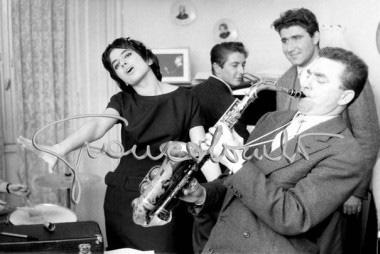 Mina con il suo gruppo di musicisti. Cremona, 1958