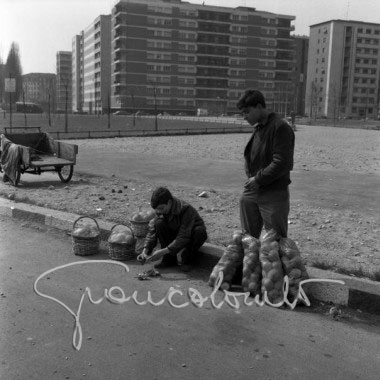 Venditori di frutta. Milano, 1961