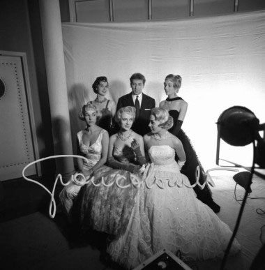 Concorso per acconciature. Mike Bongiorno con alcune modelle. Milano, 1956